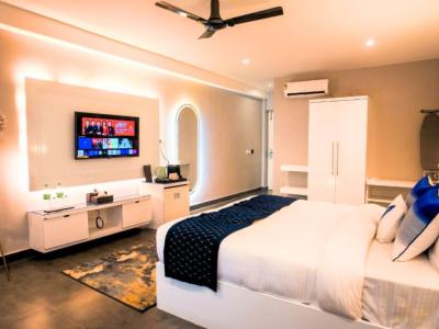 Attic Junior Suite Room (Lake View with Balcony)